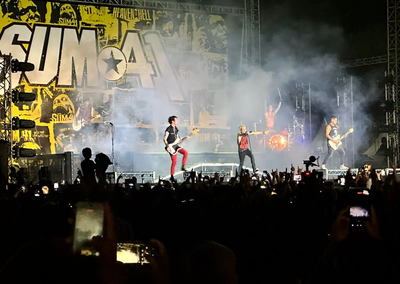 Sum 41 unit punk rock asal Kanada sukses menggebrak Stadion Kridosono Jogja (Foto: Harminanto)