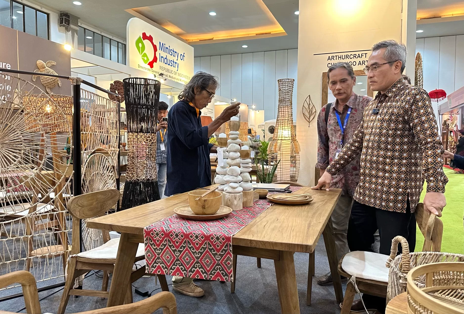 Bupati Bantul saat menyaksikan produk-produk Jiffina 2024 (foto: Harminanto) 