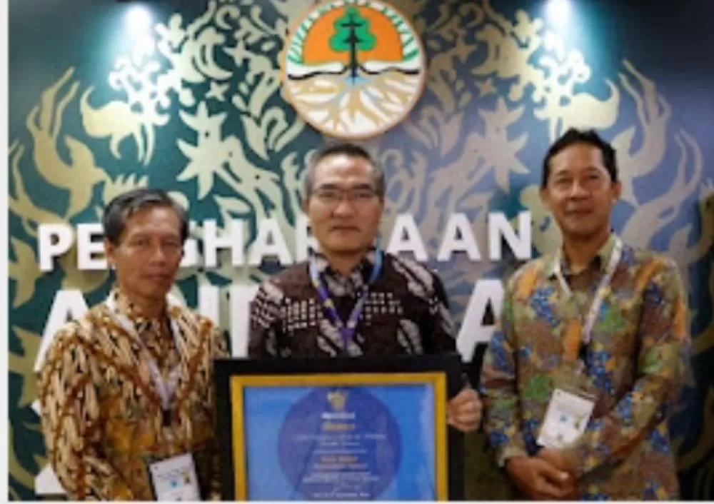  Bupati Bantul dengan sertifikat Adipura atas kinerja pengelolaan sampah ( Foto : Istimewa)