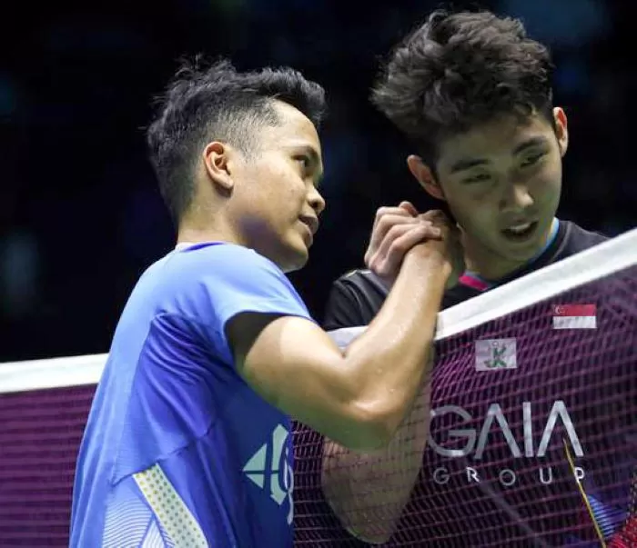 Anthony Sinisuka Ginting menyalami Loh Kean Yew  (Dok. Humas PP PBSI)