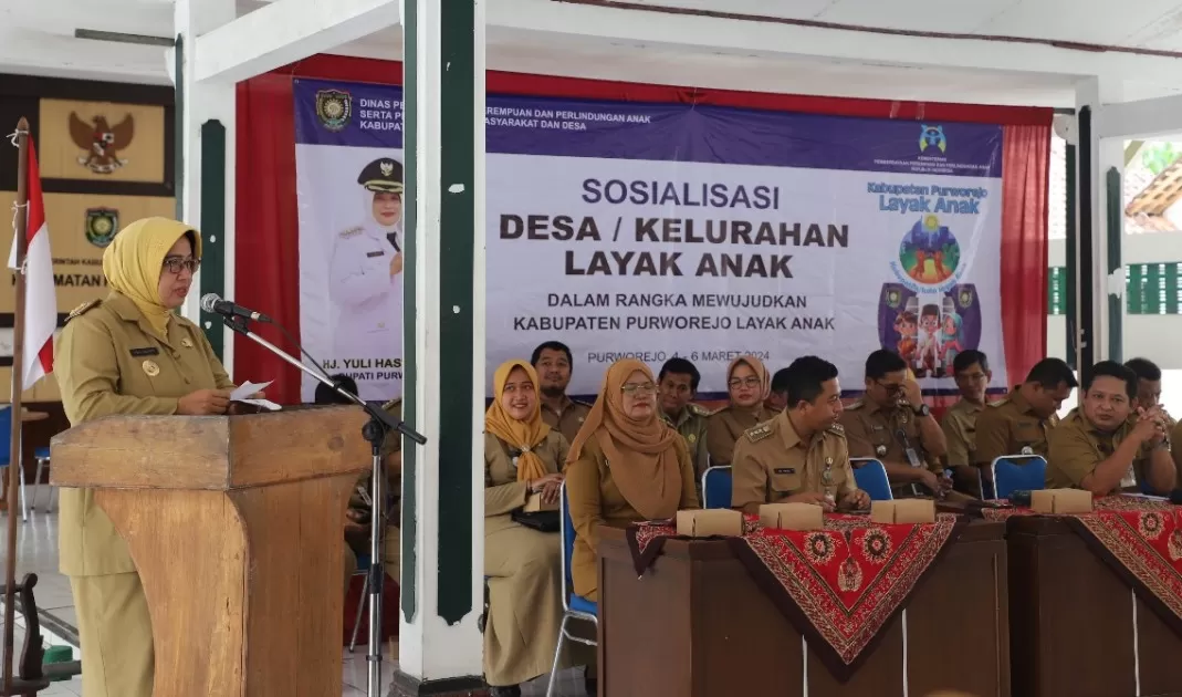 Bupati Purworejo Hj Yuli Hastuti SH saat membuka Sosialisasi Desa Layak Anak, di Pendapa Kecamatan Purworejo. (Istimewa)