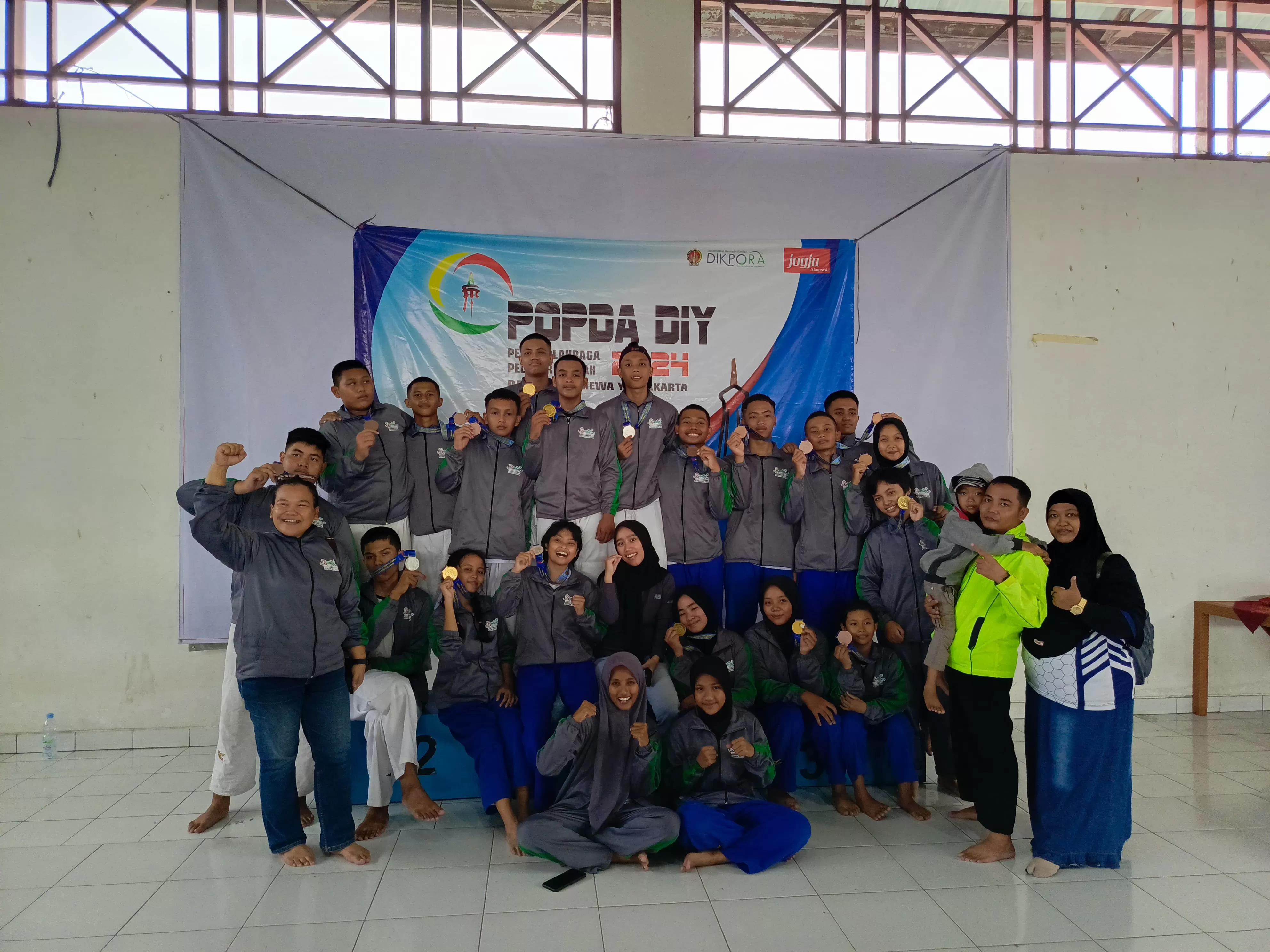 Tim judo Bantul berfoto bersama usai meraih hasil luar biasa dengan mempertahankan juara umum Popda DIY untuk ke-16 kalinya. (Istimewa)