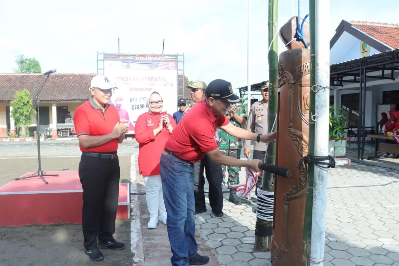 Gertak PSN di Wonogiri, Jumat (8/3), ditandai dengan pemukulan kentong  oleh Wabup Setyo Sukarno (Djoko Santoso HP)