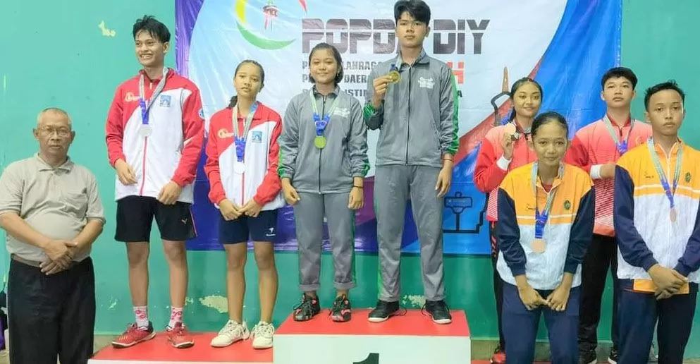  Para juara ganda campuran foto bersama Sukiman  (kiri) mewakili  Pengda PBSI DIY  (Istimewa)