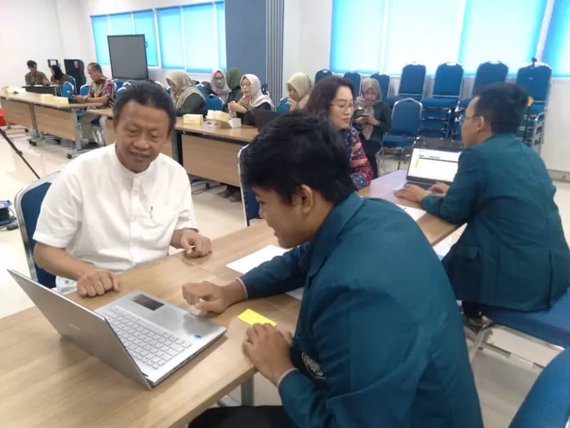 Dekan Sekolah Vokasi Undip bersama mahasiswa saat pembukaan acara.