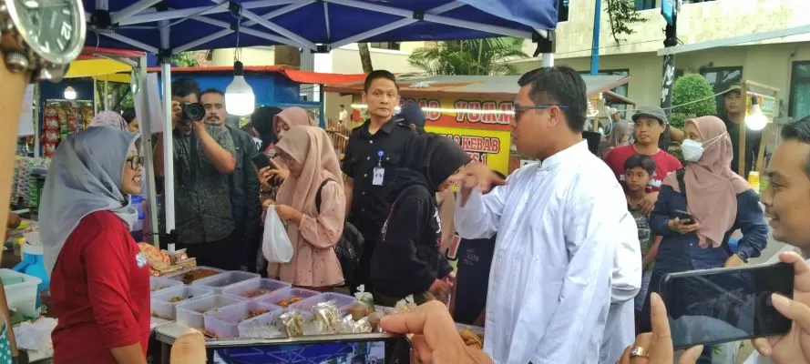 Rektor UMP Dr Jebul Suroso saat membuka ' Pasar Ramadhan'. (Foto: Driyanto)
