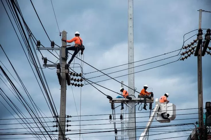 Ilustrasi perbaikan listrik PLN (Pinterest)