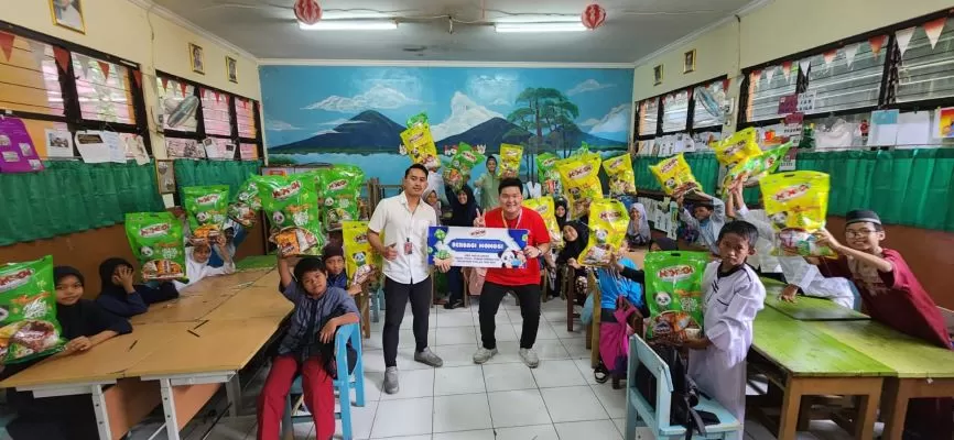 Anak-anak diajarkan berbagi di bulan Ramadhan (Ist)