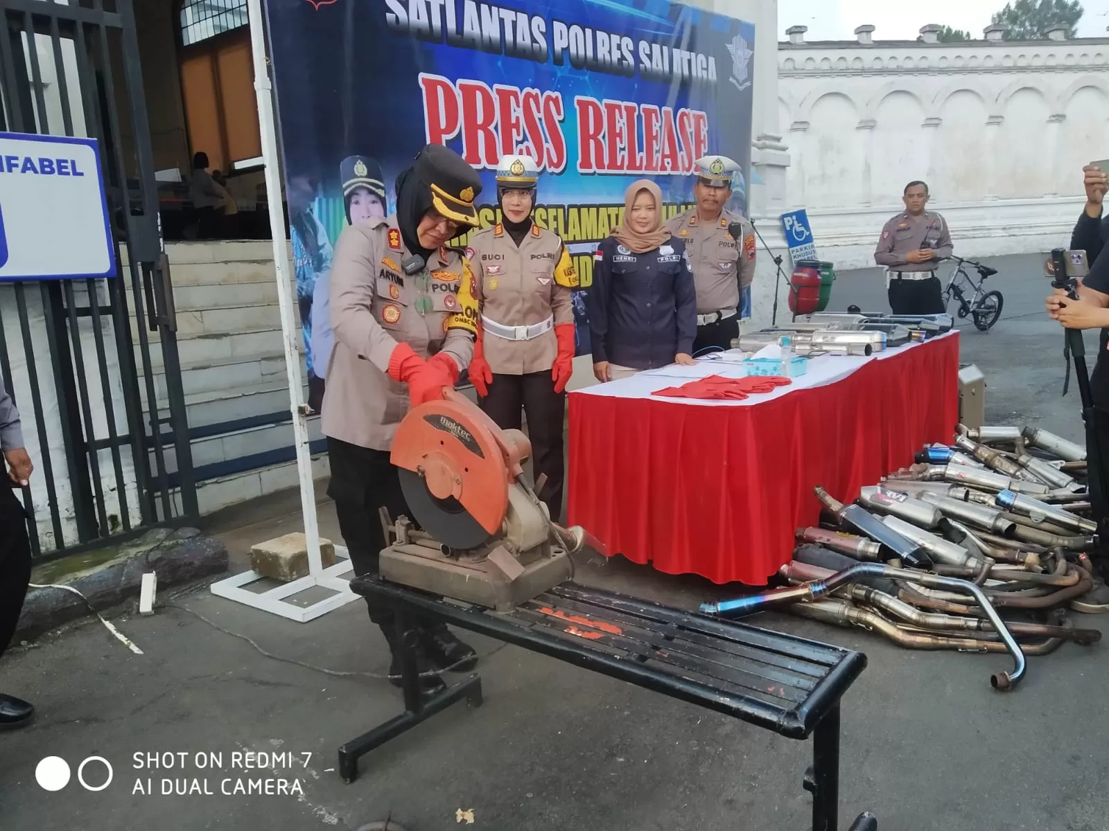 Kapolres Salatiga, AKBP Aryuni Novitasari Memusnahkan Knalpot tidak Standar dengan cara Dipotong. (foto: Edy Susanto)  