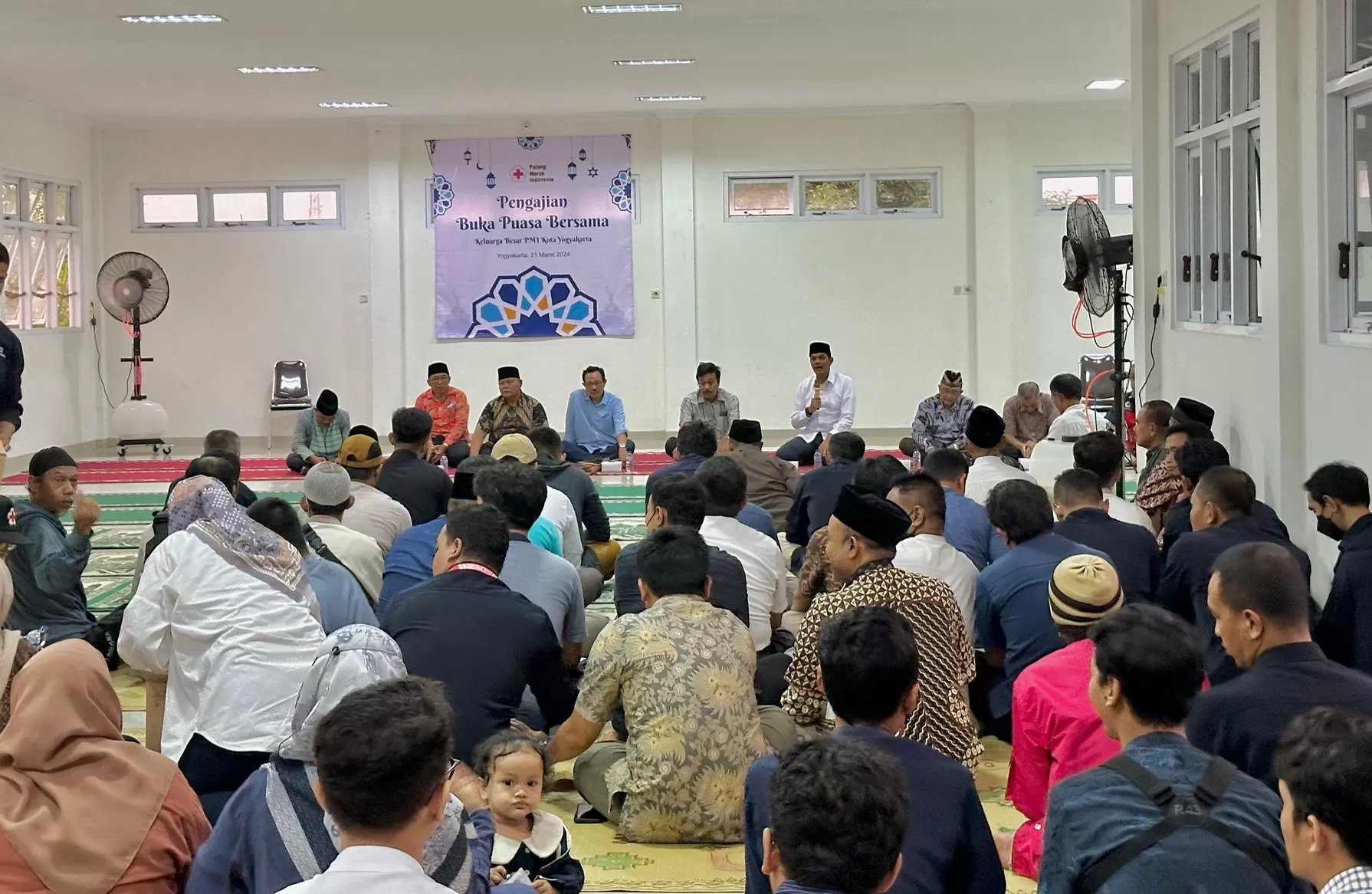 Suasana buka bersama tim PMI se Kota Yogyakarta (foto: Harminanto)