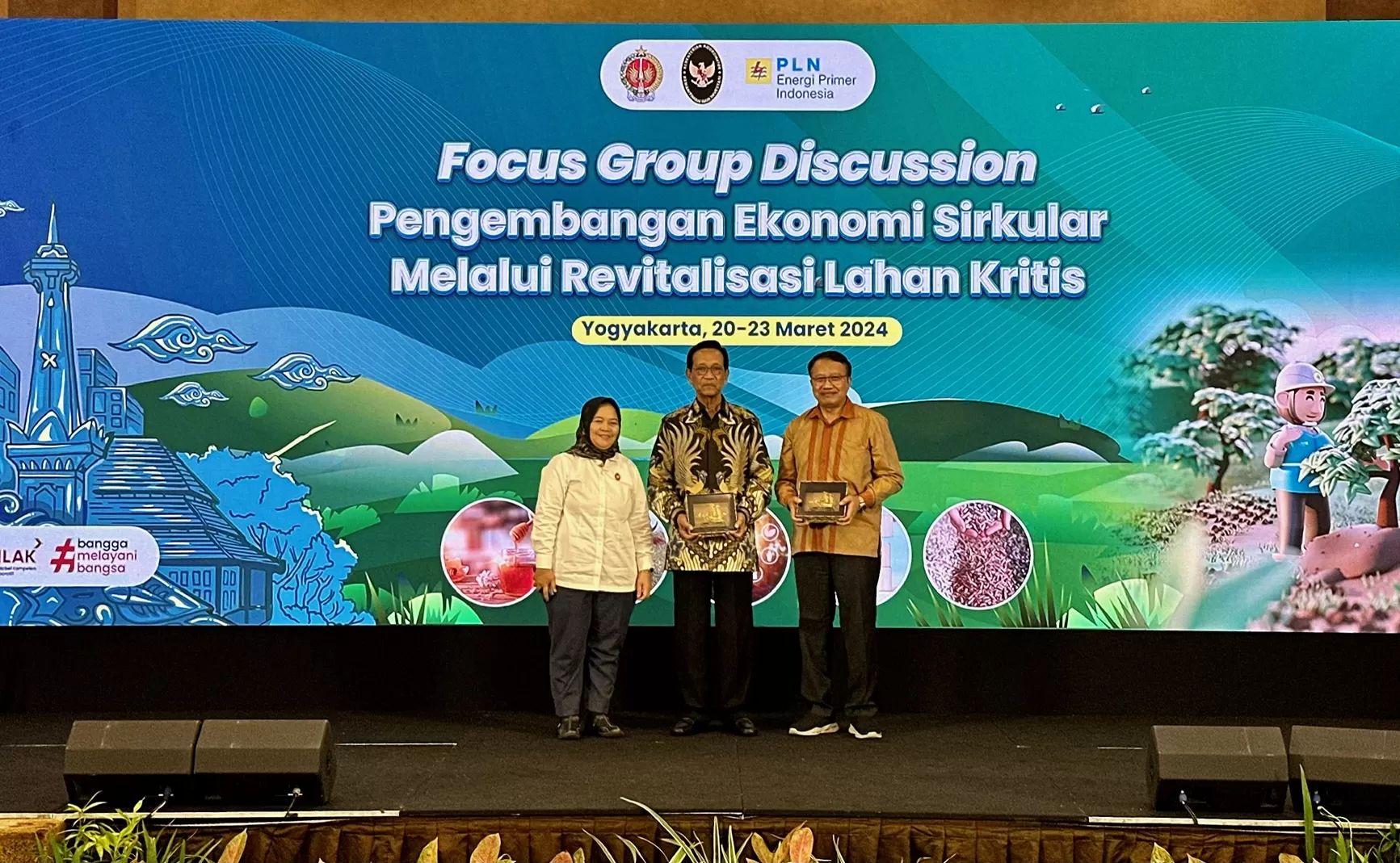 Sultan bersama pimpinan PLN saat FGD (foto: Harminanto) 