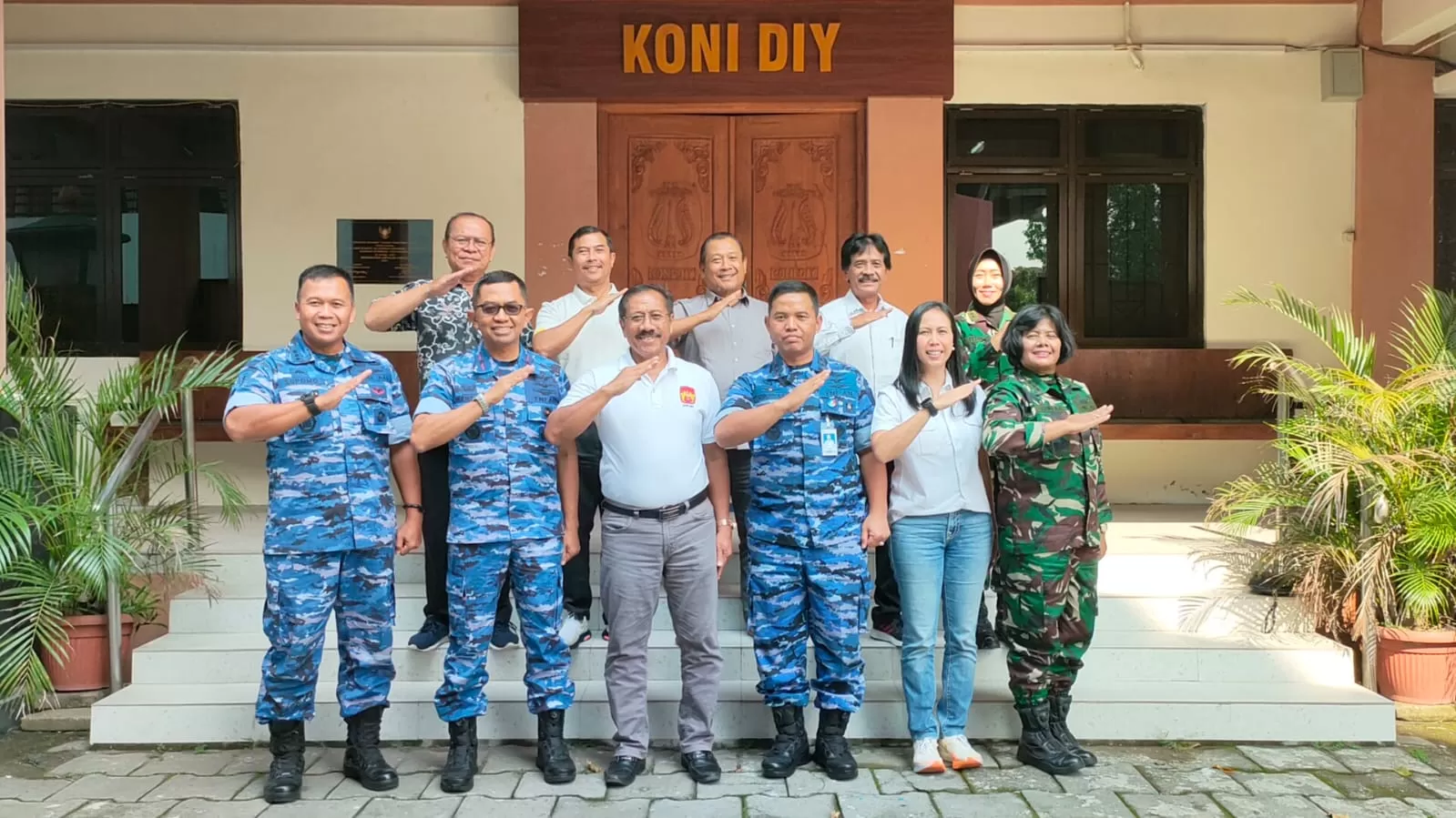 Ketua Umum (Ketum) KONI DIY, Prof Dr H Djoko Pekik Irianto MKes AIFO berfoto bersama dengan Gubernur Akademi Angkatan Udara (AAU), Marsda TNI Dr Ir Purwoko Aji Prabowo MM MDS bersama jajaran.  Foto : 