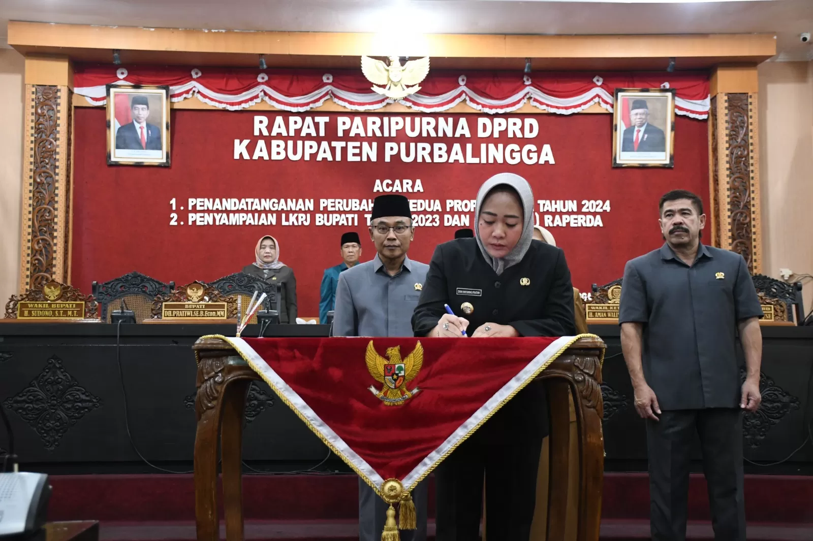  Rapat paripurna DPRD Purbalingga.&nbsp; &nbsp; FOTO (KR - TOTO R)
