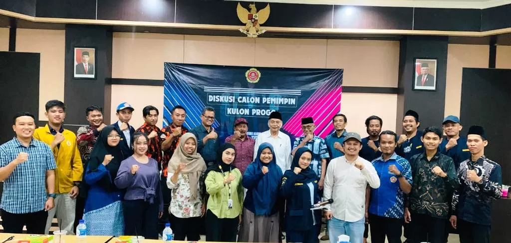 Para narasumber foto bersama peserta diskusi calon pemimpin Kulonprogo yang diadakan Karang Taruna Kulonprogo di Gedung DPRD setempat.  (Foto: Asrul Sani)