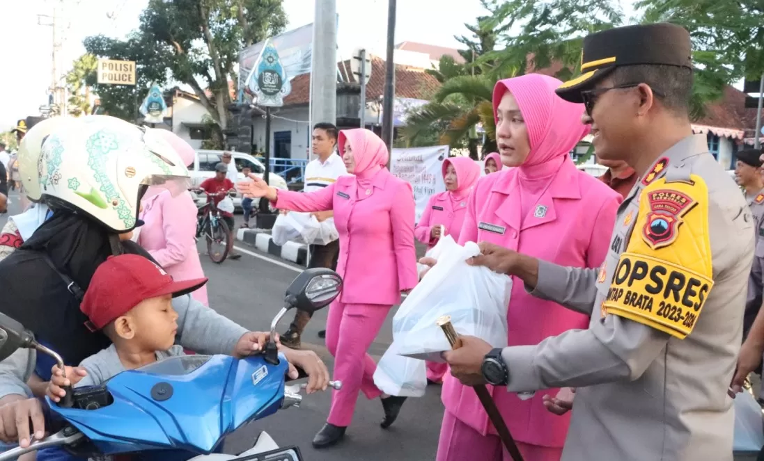  Kapolres Purworejo AKBP Eko Sunaryo, SIK. M.K.P didampingin Wakapolres Purworejo Kompol Fadli, SH.SIK.MH bersama Bhayangkari, berikut pejabat utama Polres Purworejo saat berbagi takjil. (Istimewa)