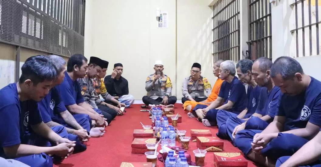  Keterangan: Kapolres Purworejo AKBP Eko Sunaryo, SIK. M.K.P, Wakapolres Kompol Fadli, SH.SIK.MH didampingi pejabat utama Polres Purworejo bersama para tahanan Rutan Polres Purworejo buka bersama.  (Istimewa)