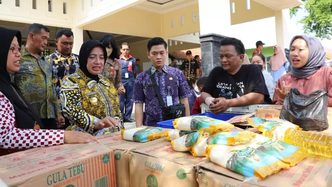  Bupati Purworejo Hj Yuli Hastuti SH saat meninjau stand UMKM saat pembukaan Gerakan Pangan Murah di Kecamatan Butuh, Kabupaten Purworejo.   (Istimewa)
