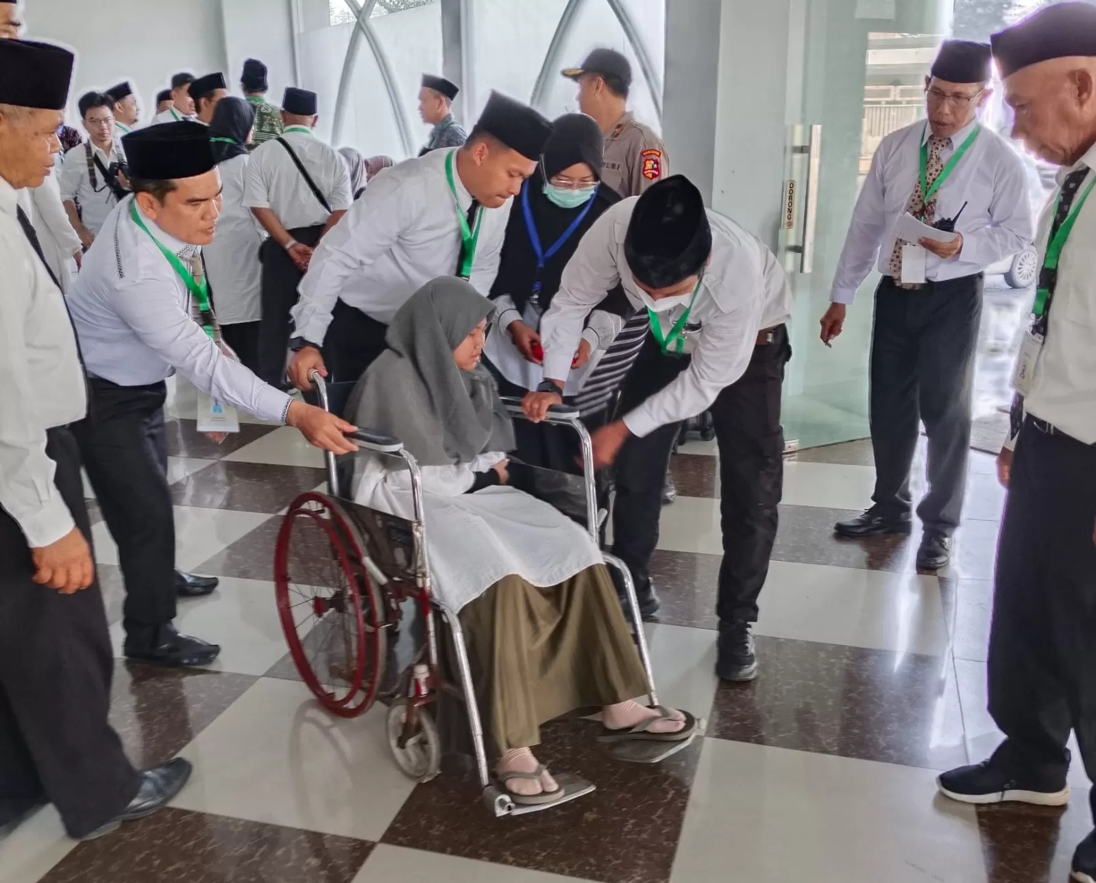 Pelaksanaan simulasi pelayanan kepada jemaah haji tahun 2024 oleh para calon petugas haji di Asrama Haji Pondok Gede Jakarta. (Foto: Primaswolo Sudjono)