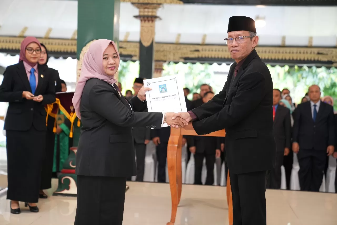 Bupati Sleman saat melantik pejabat di lingkungan Pemkab Sleman (Istimewa)