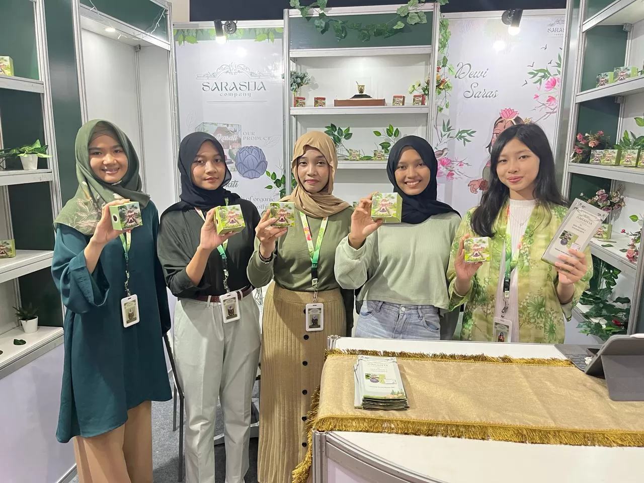 Para siswi SMAN 3 Sarasija Company dalam event pameran 'Be On Fest'.   (Istimewa)