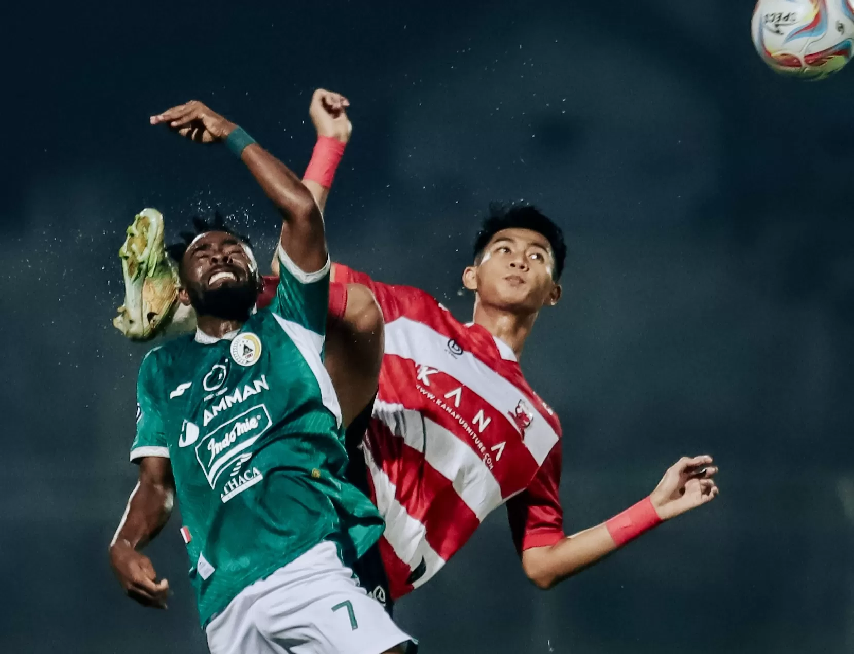  Elvis Kamsoba berebut bola dengan pemain Madura United (dok PSS) (PSS)