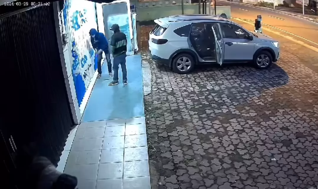   Tangkapam layar CCTV aksi pembobol toko laptop