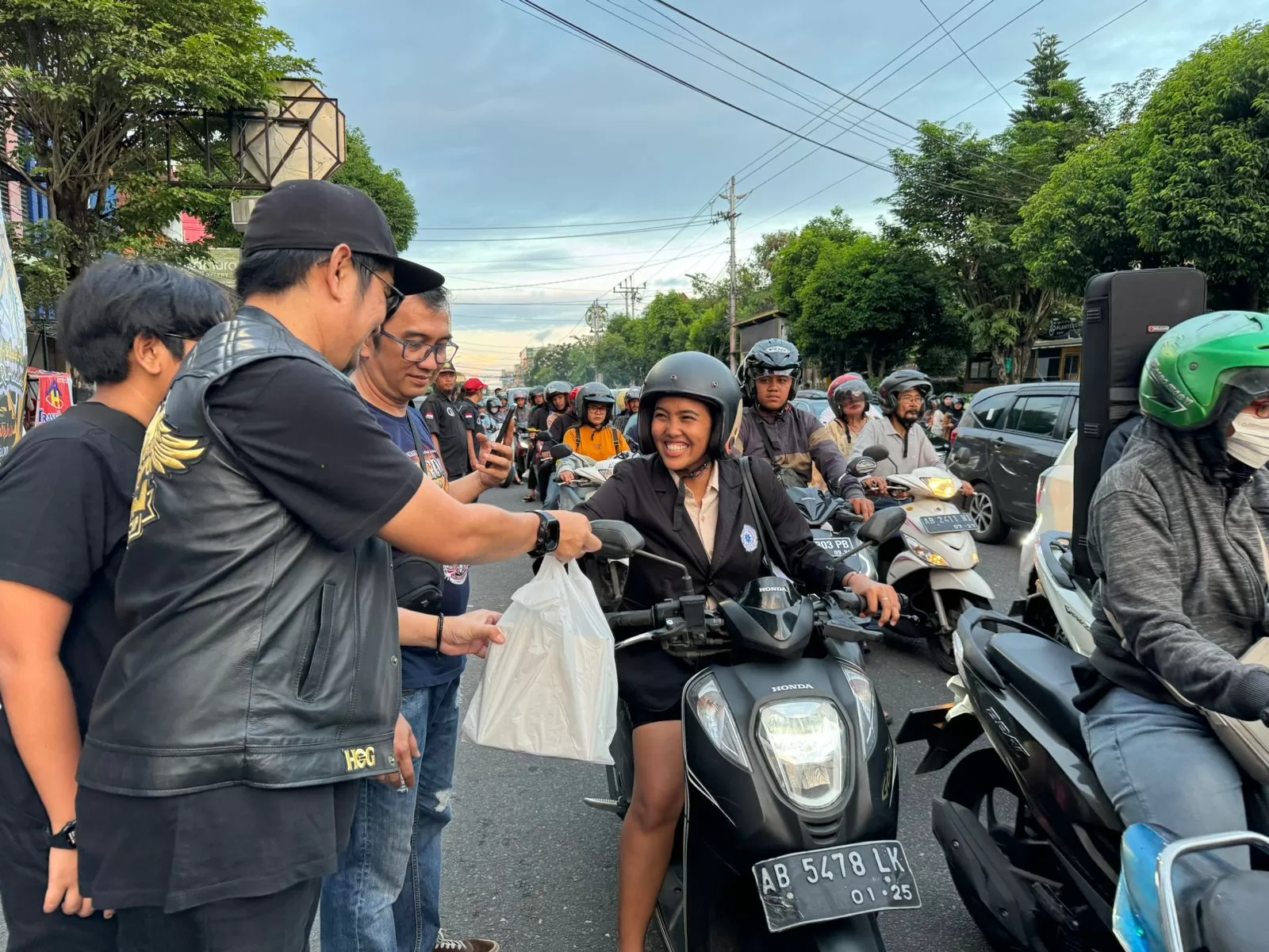 Anggota komunitas moge di Yogya saat membagikan takjil di Jalan Urip Sumoharjo Yogya.&nbsp;KR-Istimewa