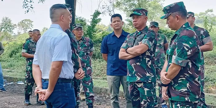Panglima TNI Jenderal TNI Agus Subiyanto bersama anak buah. (dok)