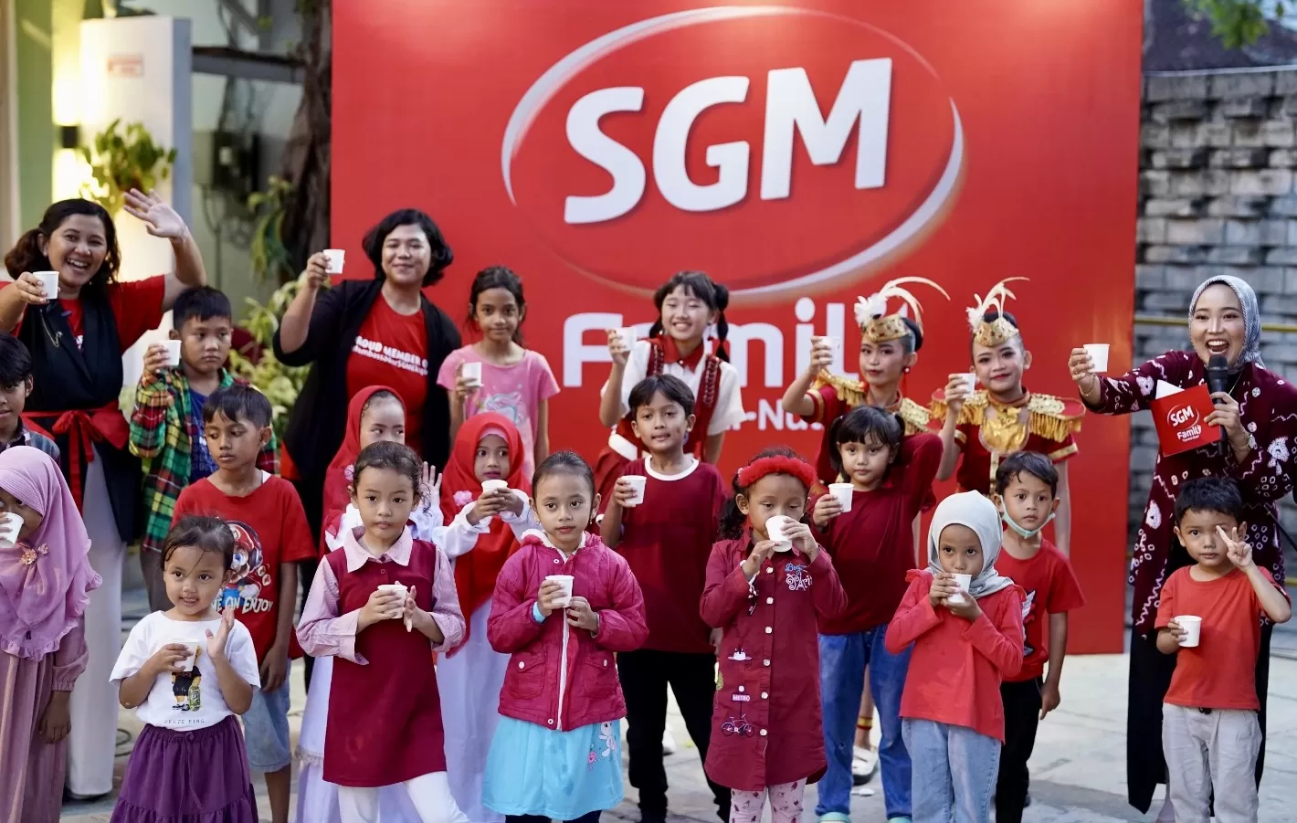 Anak-anak diajak minum susu bersama