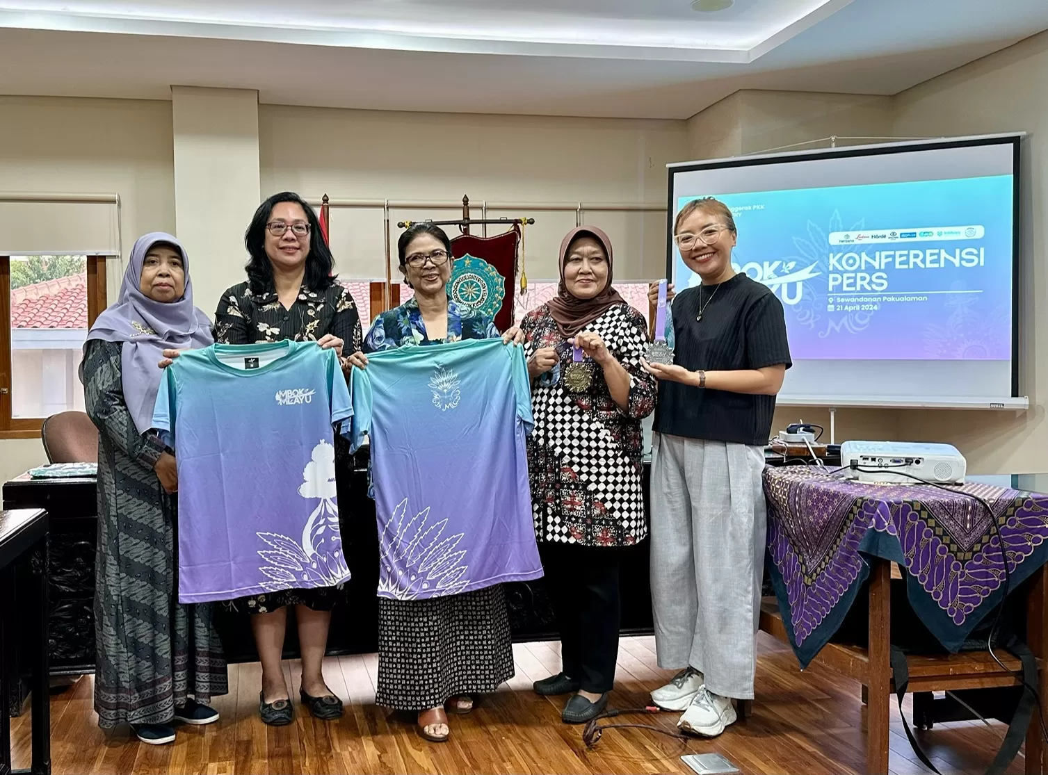 Penyelenggara Mbok Mlayu saat berfoto untuk media (foto: Harminanto)