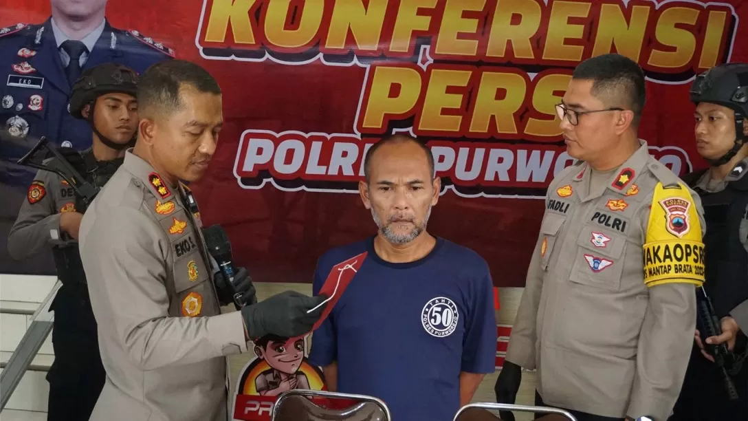 Kapolres Purworejo AKBP Eko Sunaryo, S.I.K., M.K.P, didampingi Waka Polres Kompol Fadli, S.H., S.I.K., M.H. dan Kasat Reskrim AKP Catur Agus Yudo Praseno saat gelar perkara kasus judi togel di Mapolre