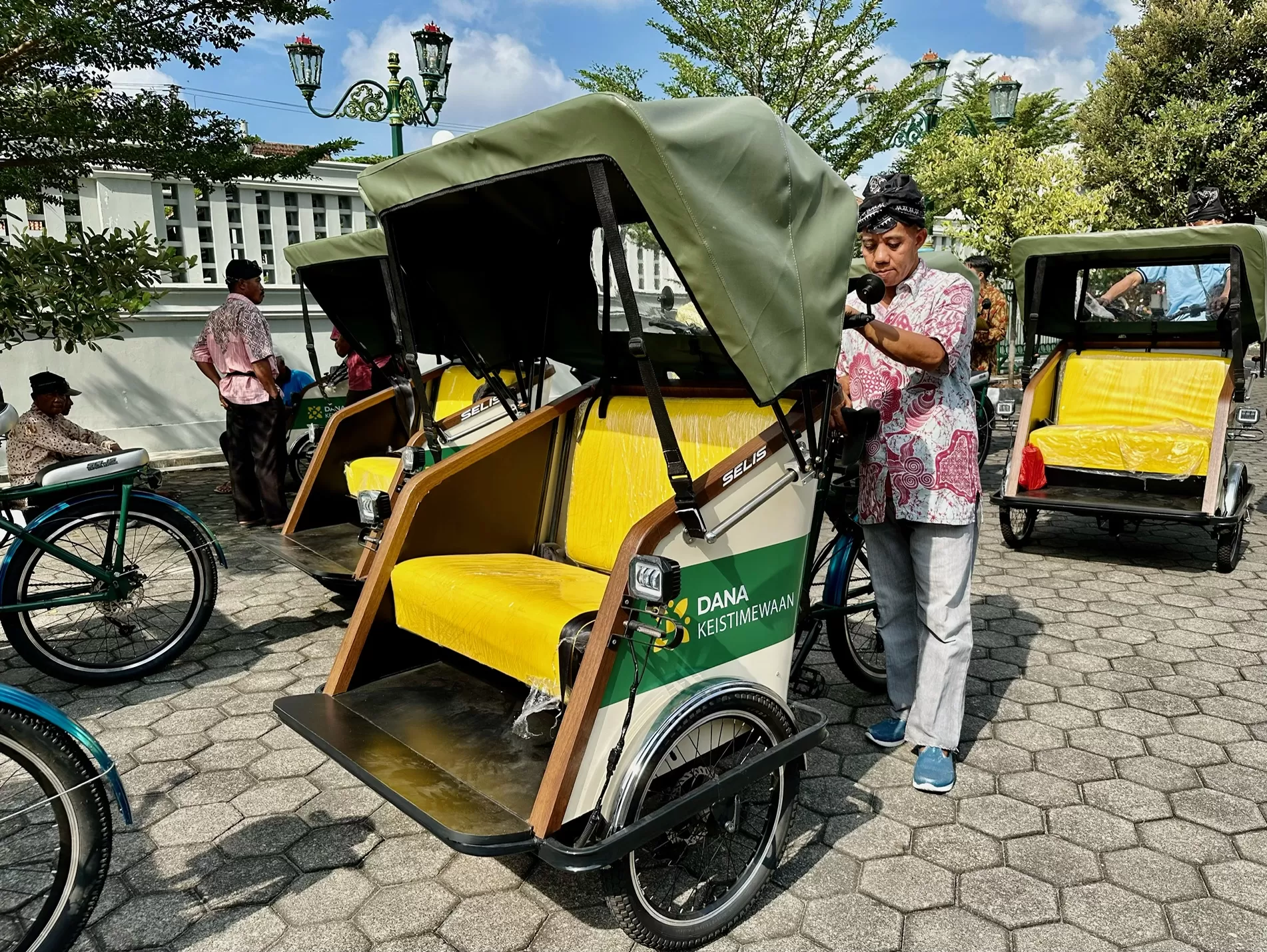 Becak listrik baru yang beroperasi di Jogja (foto: Harminanto) 