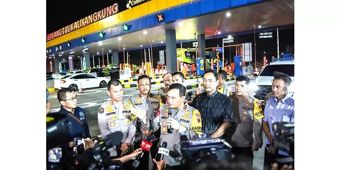 Kapolda Jateng Irjen Pol Ahmad Luthfi disela-sela memantau arus mudik di GT Kalikangkung. (Foto: Humas Polda Jateng)  