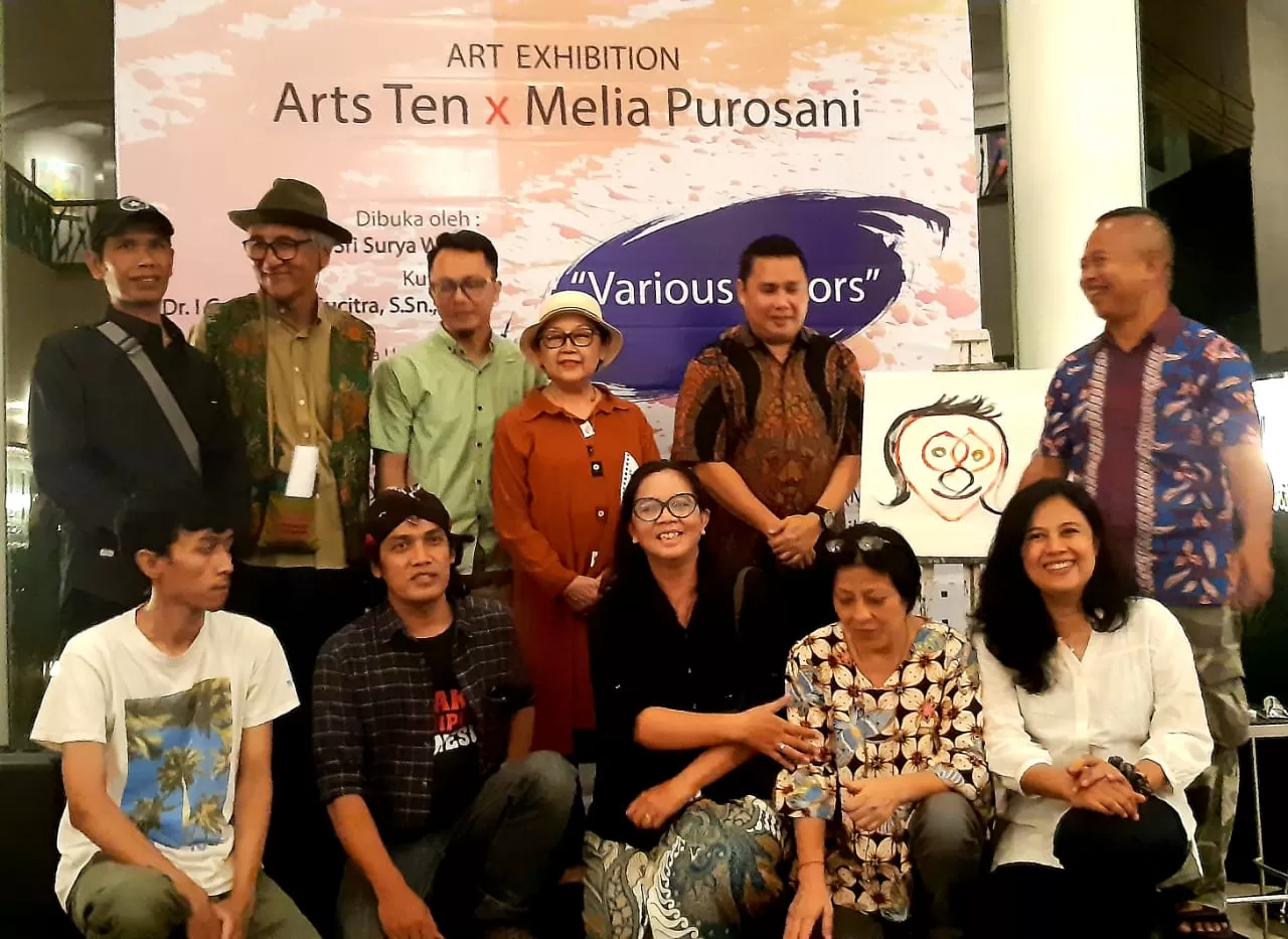 Hj Sri Surya Widati foto bersama dengan kurator, perupa dan panitia.&nbsp; Foto : Khocil Birawa
