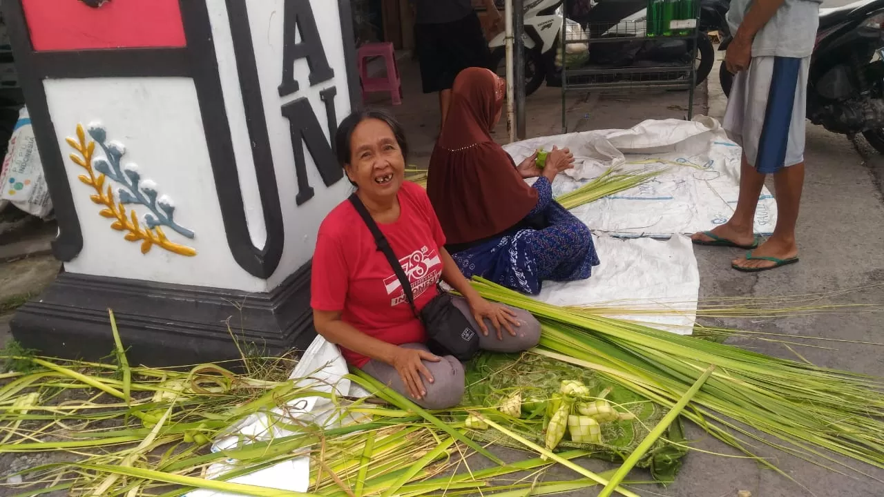 Penjual selonsong ketupat di Pasar Bibis Gancahan Sleman (Foto: Sayid)