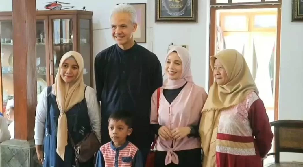Warga antusias minta foto bersama Ganjar Pranowo dan istri Siti Atikoh di Rumah Orang Tua Ganjar Pranowo di Gang Ngaglik, Kalurahan Senepo, Kecamatan Kutoarjo, Kabupaten Purworejo. (Foto: Hendri Utomo)