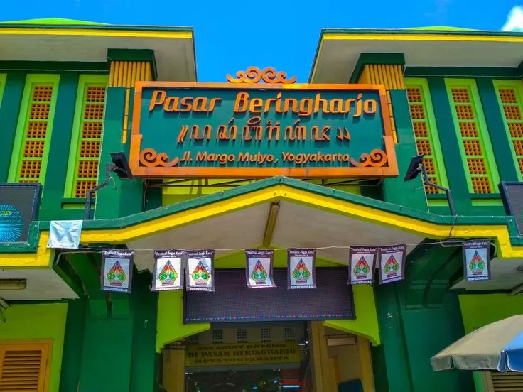 Salah satu pasar tradisional di Jogja yang sering dikungjungi wisatawan, Beringharjo (Pinters)