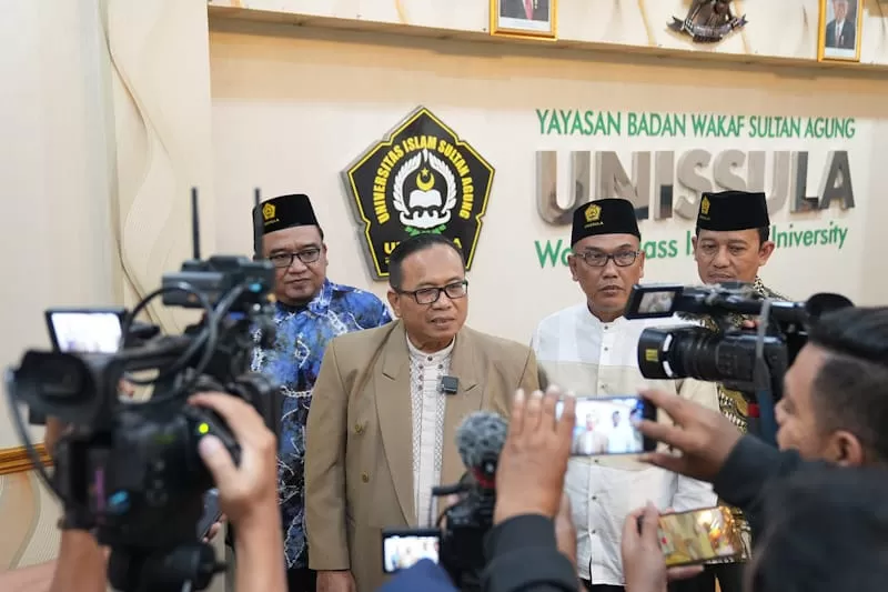 Prof Gunarto saat memberi keterangan pers terkait jurnal