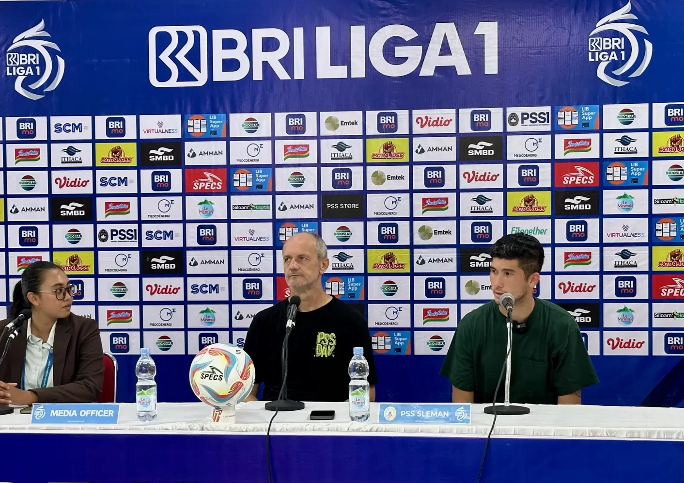  Kevin Gomez (paling kanan) saat berbicara bersama pelatih kepala PSS (Harminanto)