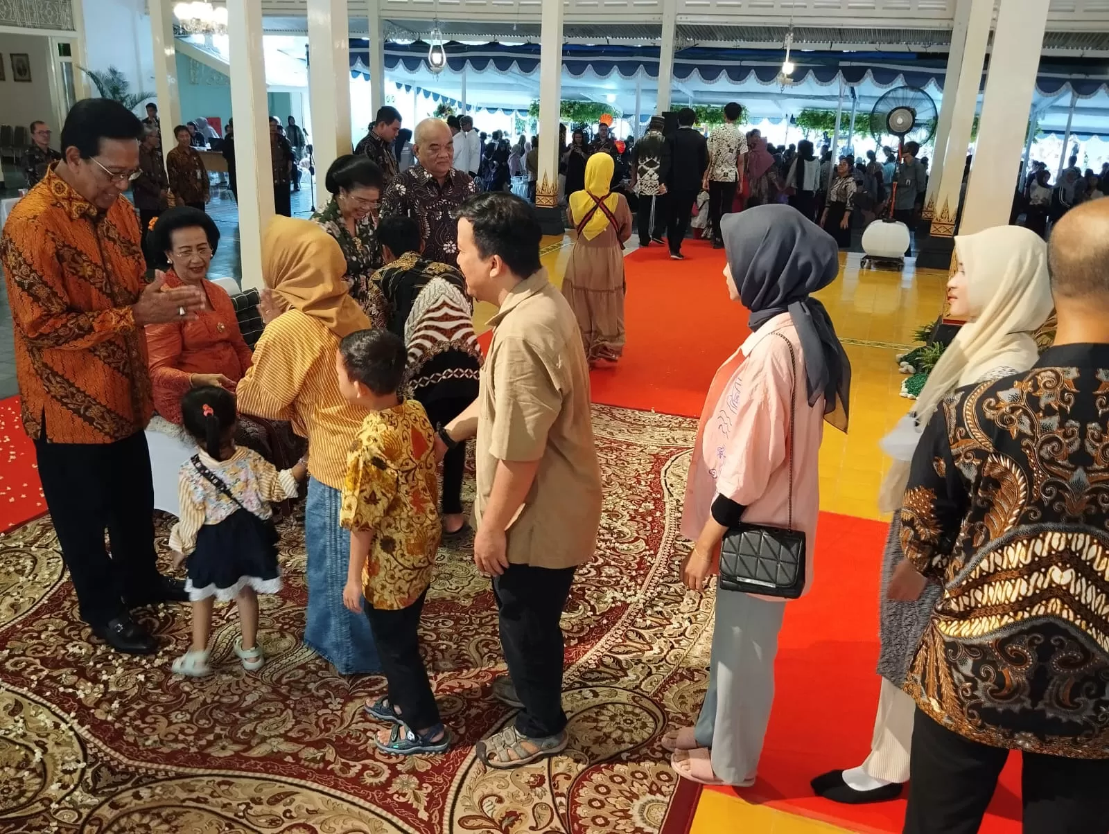 Warga menyalami Sultan HB X saat Open House di Kepatihan, kemarin (Foto Frans Budisukarnanto)