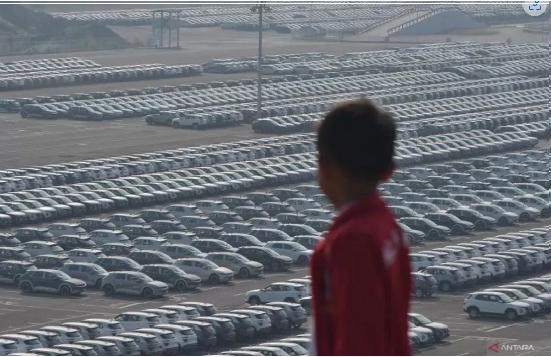  Seorang anak mengamati mobil yang terparkir di pabrik otomotif di Bojongmangu, Kabupaten Bekasi, Jawa Barat, Rabu (23/8/2023).   ( ANTARA FOTO/ Fakhri Hermansyah/hp.)