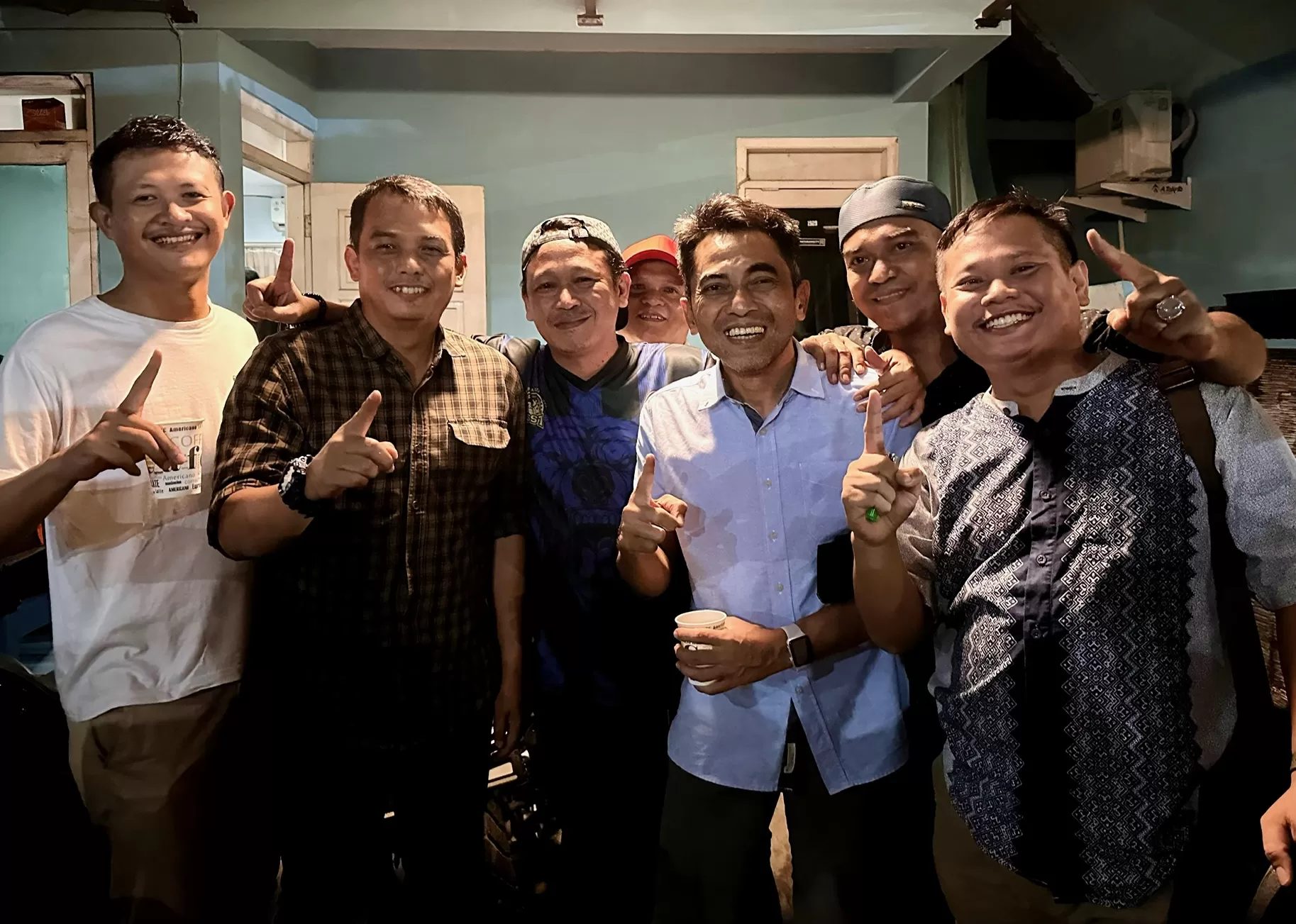 Seto dan Erwan berfoto bersama pengurus suporter Brajamusti (Harminanto)