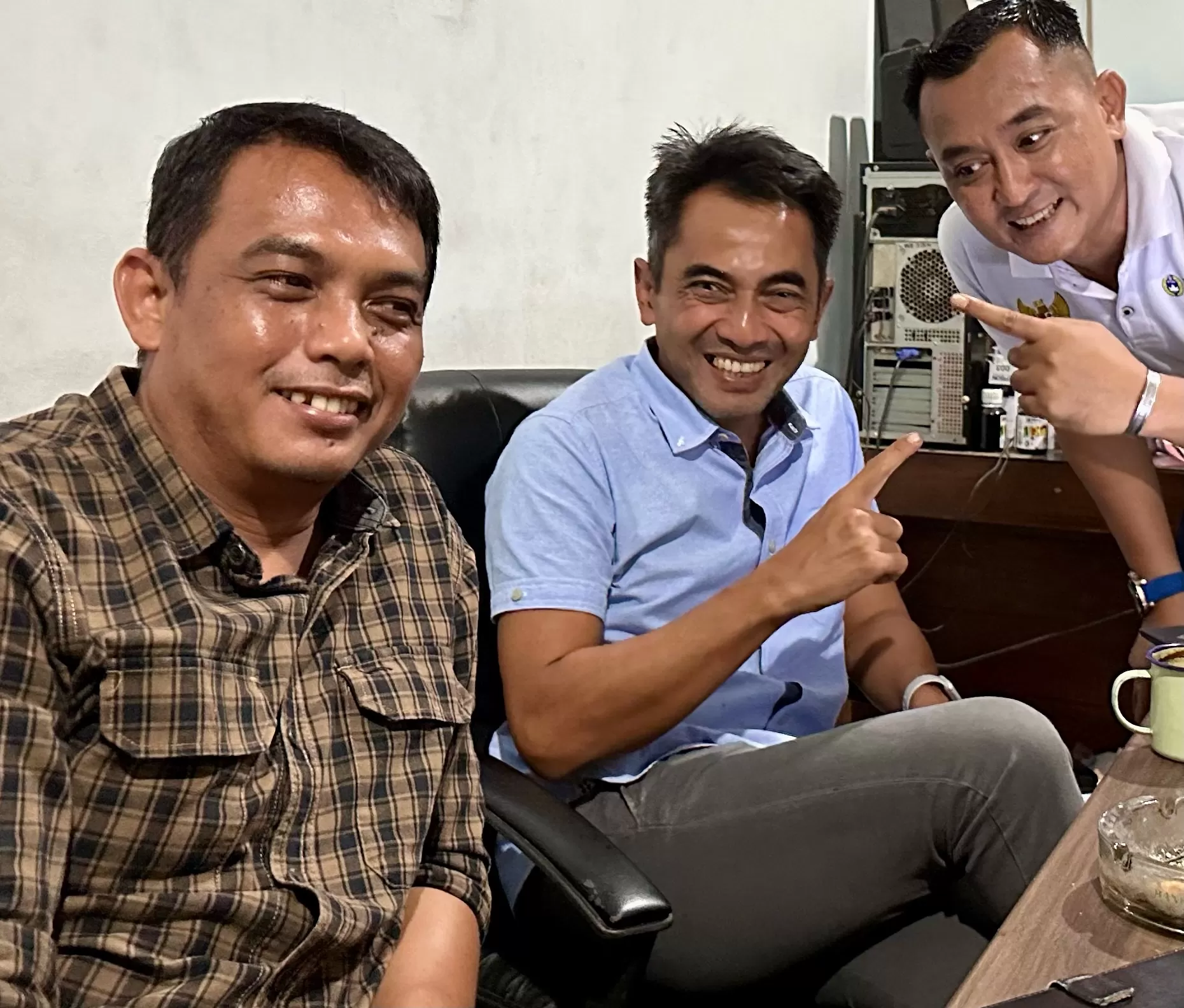 Seto dan Erwan bersama ketua Panpel PSIM saat berfoto di acara syawalan PSSI DIY (foto: Harminanto) 