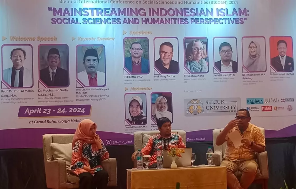   Pendeta Izzak Lattu PhD (kanan) menyampakan pandangannya pada Koferensi tahunan AICOSH yang diselenggarakan Fishum UIN Suka. (KR-Lutfi) &nbsp;