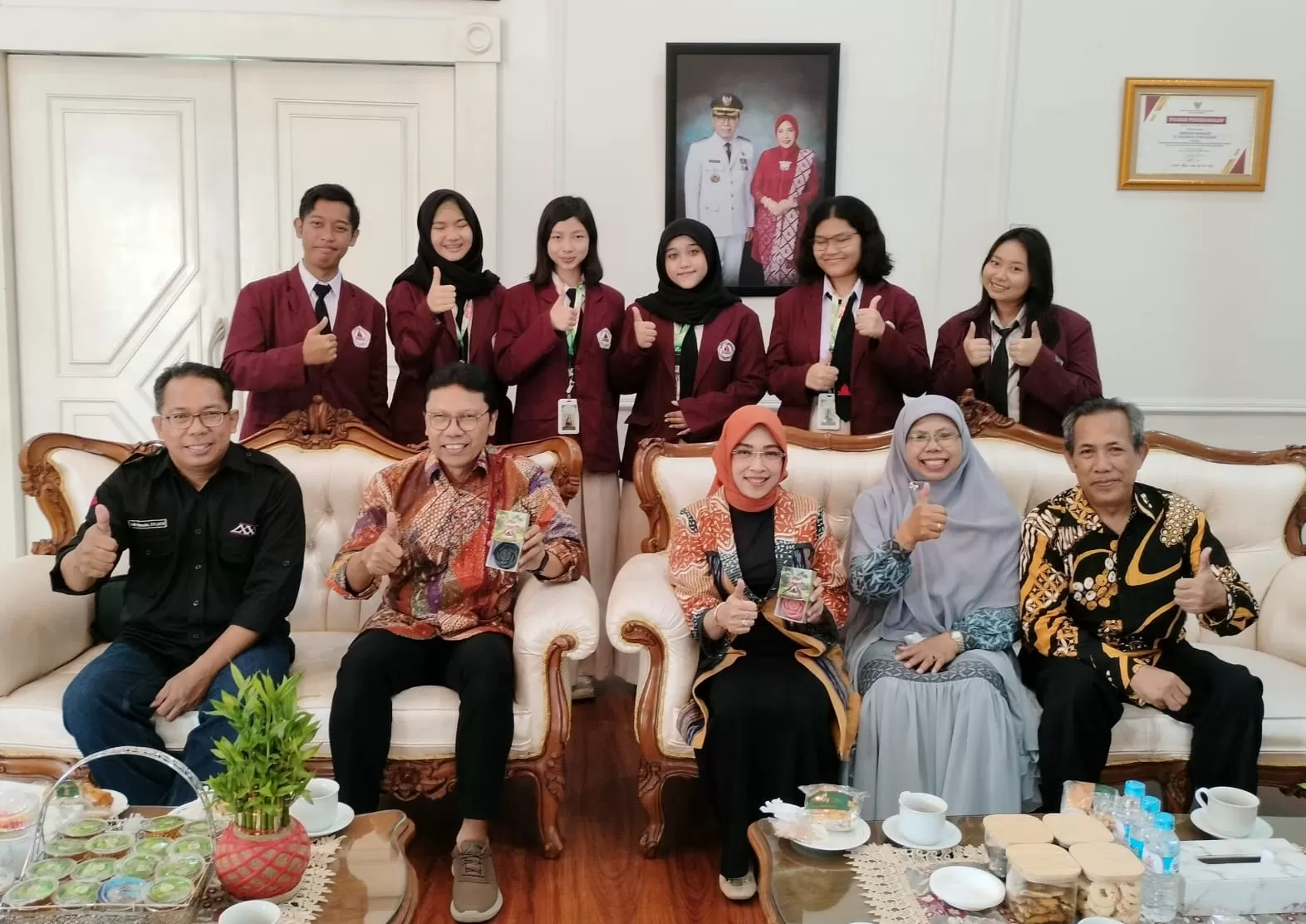 Anggota Sarasija Company didampingi kepala sekolah dan guru bersama Pejabat Walikota Yogyakarta Singgih Raharjo dan istri. (Foto: Devid Permana )