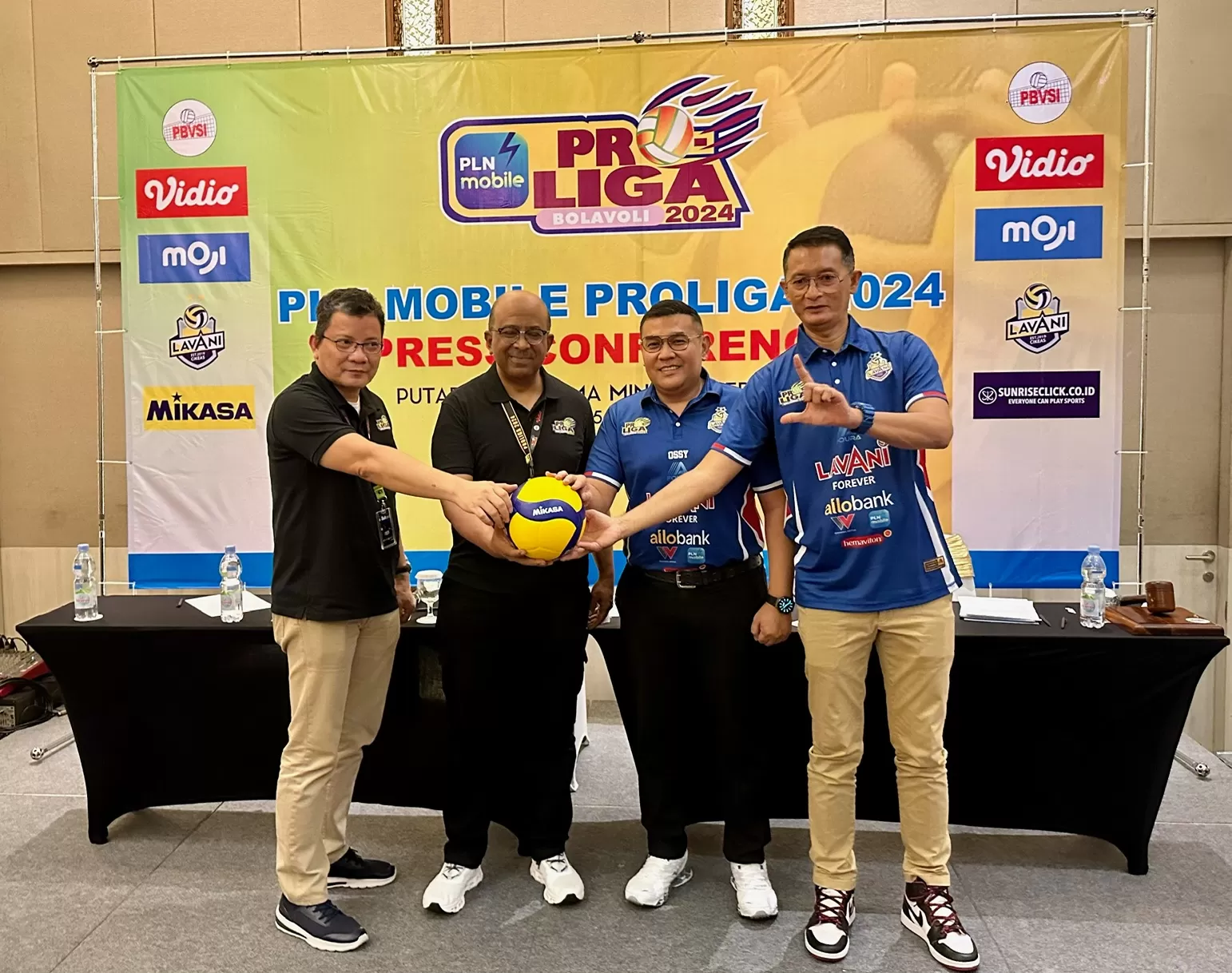 Penyelenggara Proliga saat berfoto untuk media (foto: Harminanto)