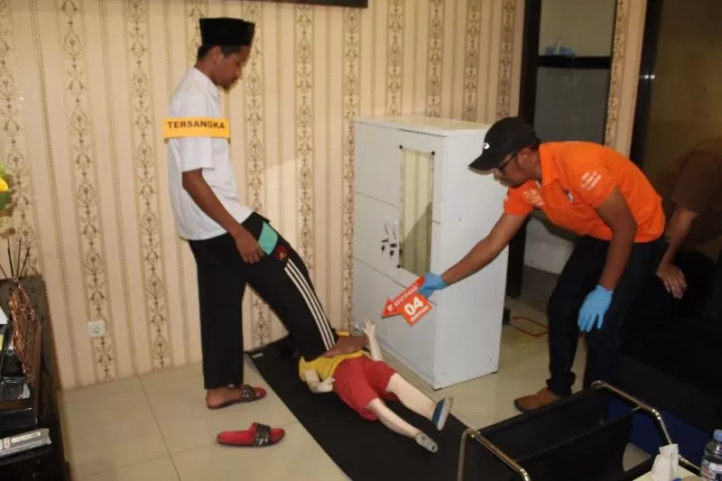 Rekontruksi pembunuhan, tersangka SP peragakan 23 degan  (Foto : Mulyawan)