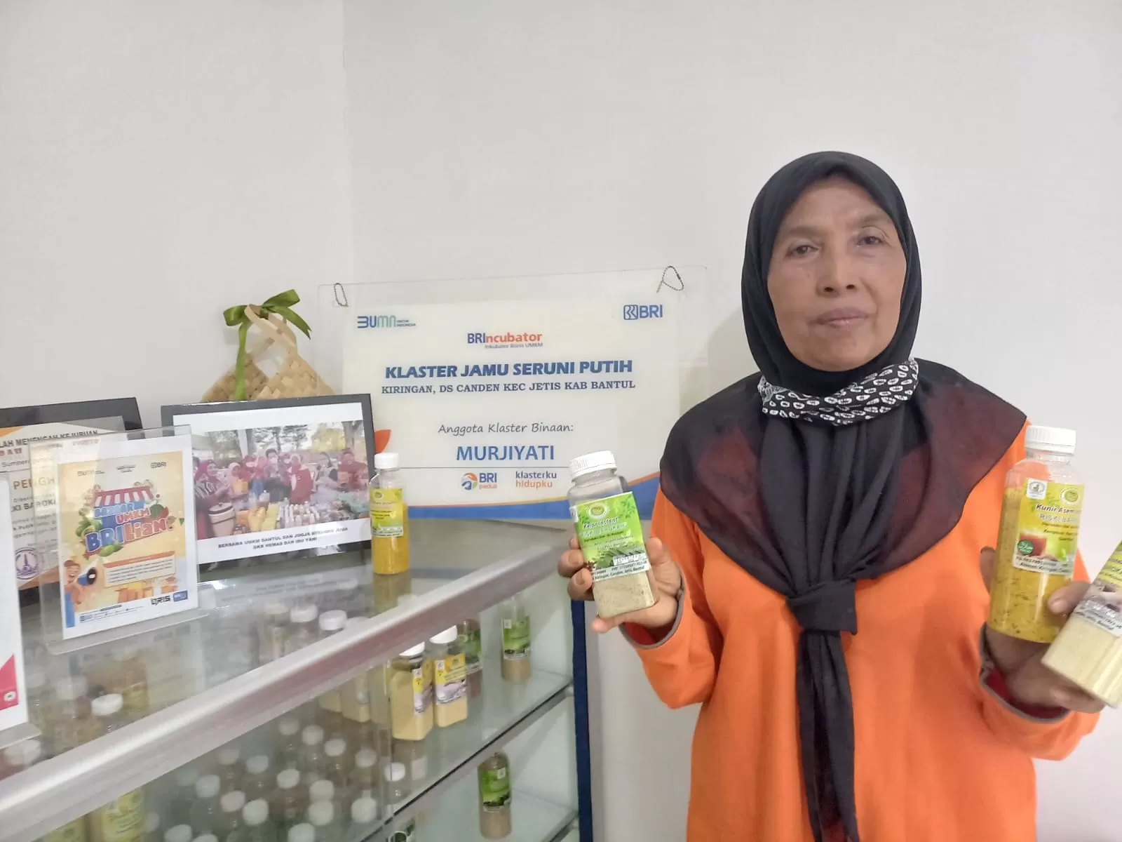 Murjiyati ditoko jamu rizki barokah miliknya. Foto: Agusigit