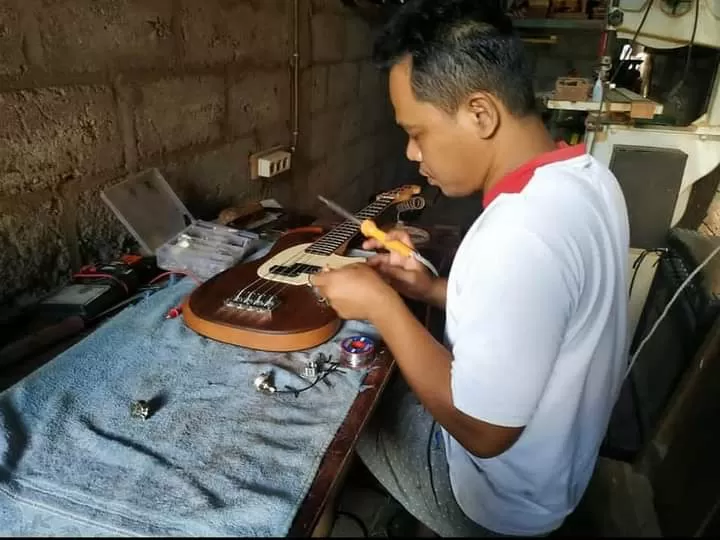 Juwari saat menyelesaikan finishing produk. Foto: Agusigit