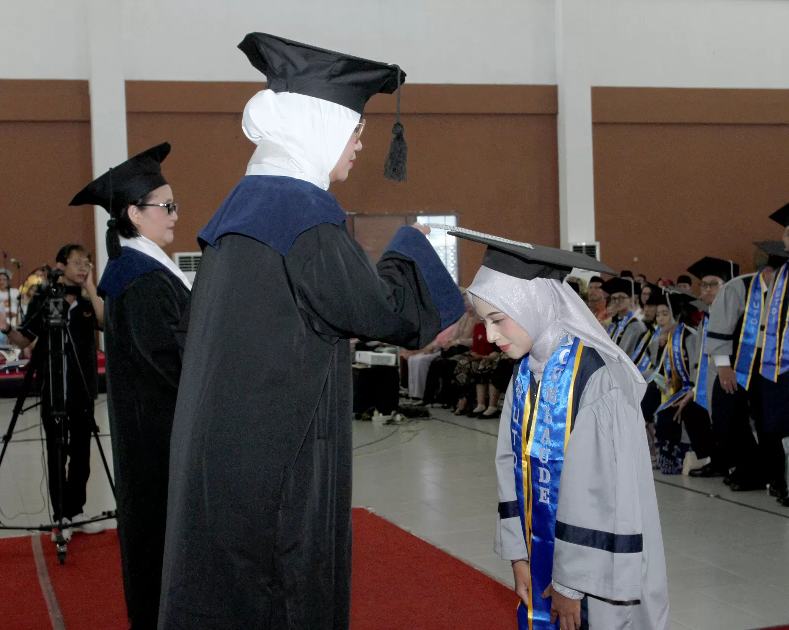 Prosesi wisuda UTDI pada Sabtu (27/4/2024) di Gedung Bale Lantip UTDI.  (Istimewa)